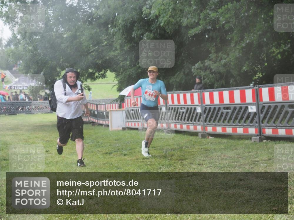 21.06.2025 - 27. Vierlanden-Triathlon KatJ http://msf.ph/oto/8041717 15.06.2025 14:35:29 Ziel 215 meine-sportfotos.de