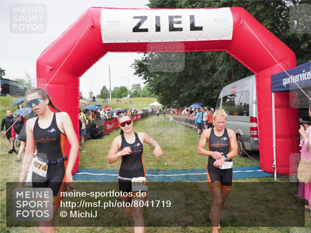 21.06.2025 - 27. Vierlanden-Triathlon MichiJ http://msf.ph/oto/8041719 15.06.2026 13:30:53 Ziel 1073, 1074, 1075 meine-sportfotos.de