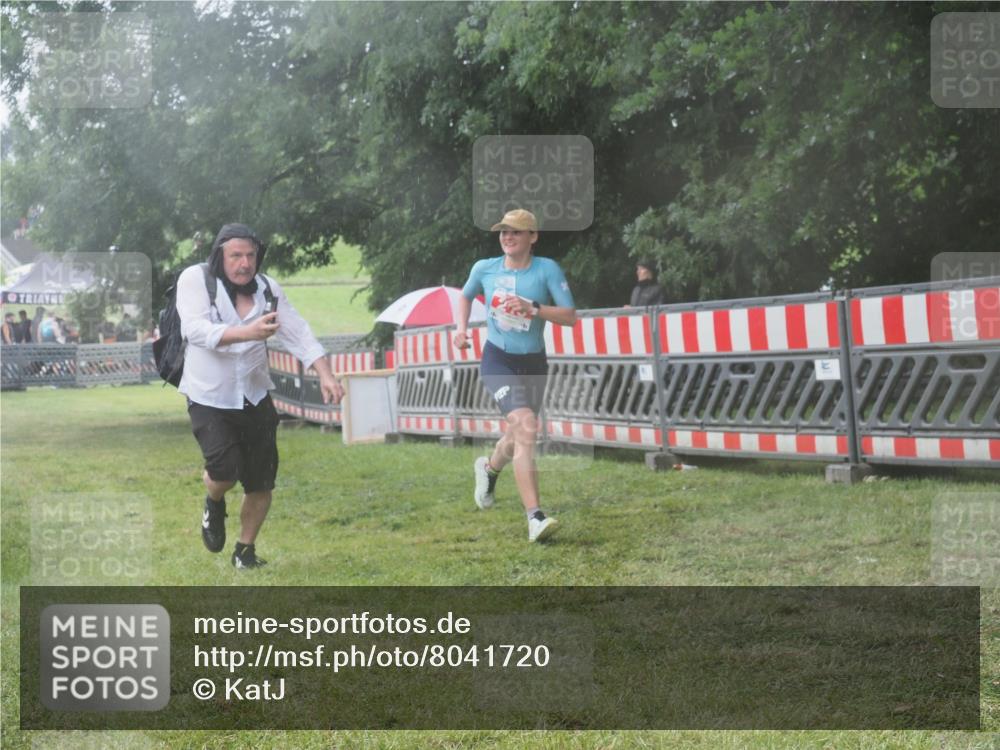 21.06.2025 - 27. Vierlanden-Triathlon KatJ http://msf.ph/oto/8041720 15.06.2025 14:35:29 Ziel 215 meine-sportfotos.de