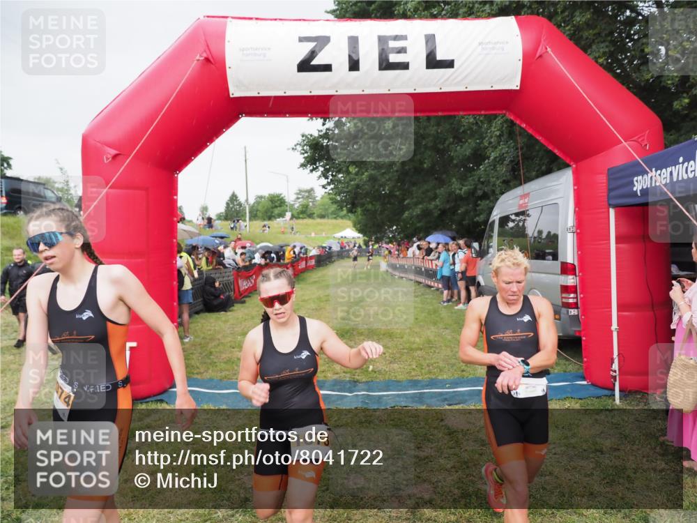 21.06.2025 - 27. Vierlanden-Triathlon MichiJ http://msf.ph/oto/8041722 15.06.2026 13:30:53 Ziel 1073, 1074, 1075 meine-sportfotos.de