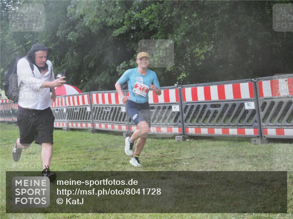 21.06.2025 - 27. Vierlanden-Triathlon KatJ http://msf.ph/oto/8041728 15.06.2025 14:35:30 Ziel 215 meine-sportfotos.de