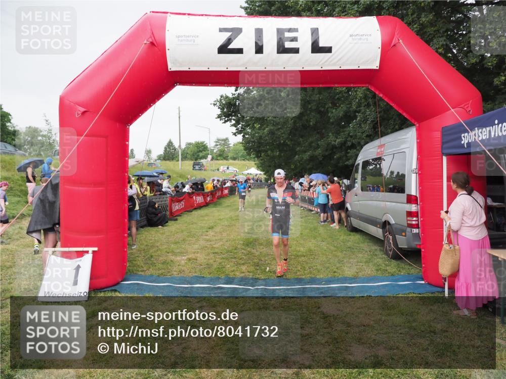 21.06.2025 - 27. Vierlanden-Triathlon MichiJ http://msf.ph/oto/8041732 15.06.2026 13:31:33 Ziel 847, 968 meine-sportfotos.de
