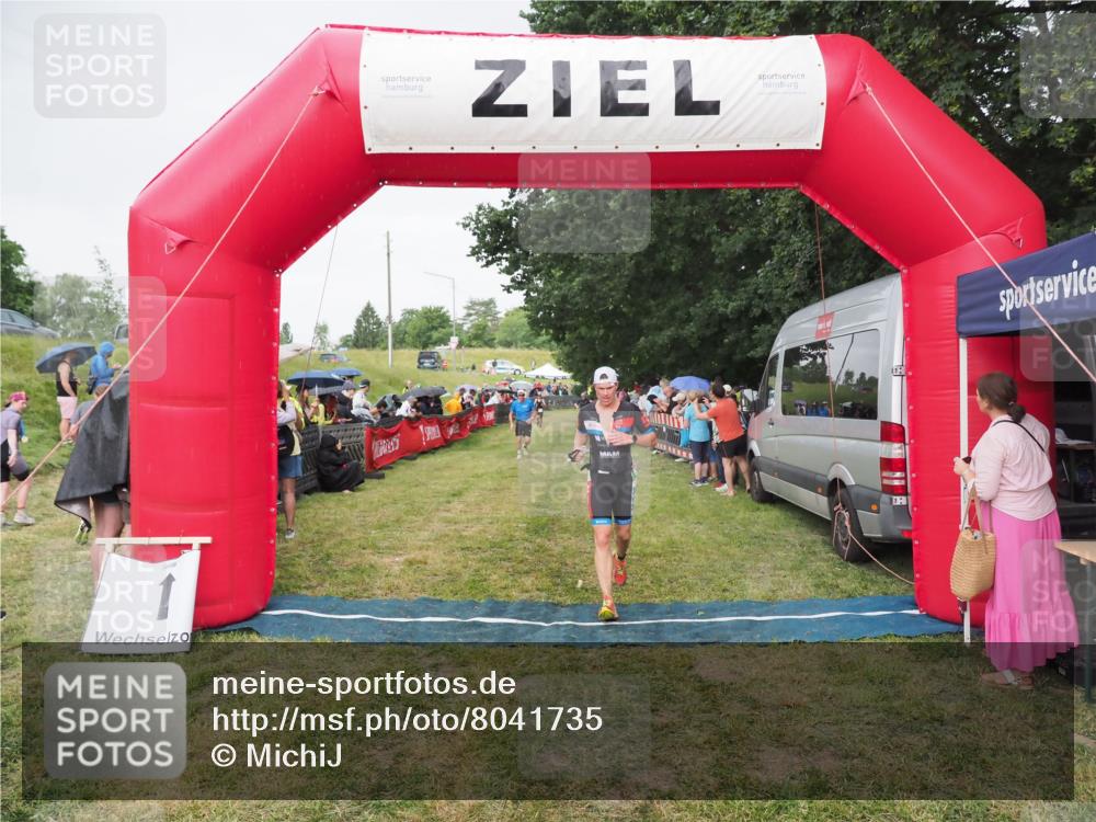 21.06.2025 - 27. Vierlanden-Triathlon MichiJ http://msf.ph/oto/8041735 15.06.2026 13:31:33 Ziel 847, 968 meine-sportfotos.de