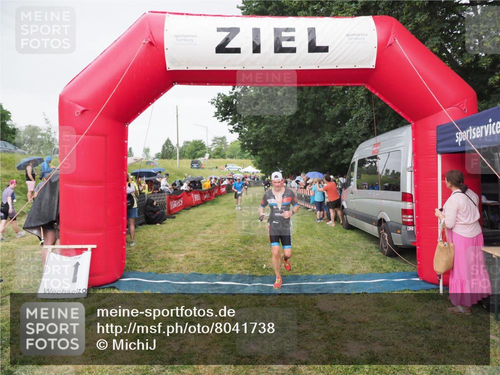 21.06.2025 - 27. Vierlanden-Triathlon MichiJ http://msf.ph/oto/8041738 15.06.2026 13:31:33 Ziel 847, 968 meine-sportfotos.de