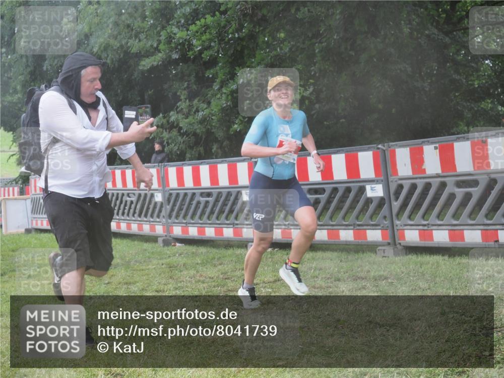 21.06.2025 - 27. Vierlanden-Triathlon KatJ http://msf.ph/oto/8041739 15.06.2025 14:35:30 Ziel 215 meine-sportfotos.de