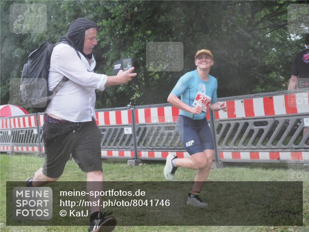 21.06.2025 - 27. Vierlanden-Triathlon KatJ http://msf.ph/oto/8041746 15.06.2025 14:35:31 Ziel 215 meine-sportfotos.de