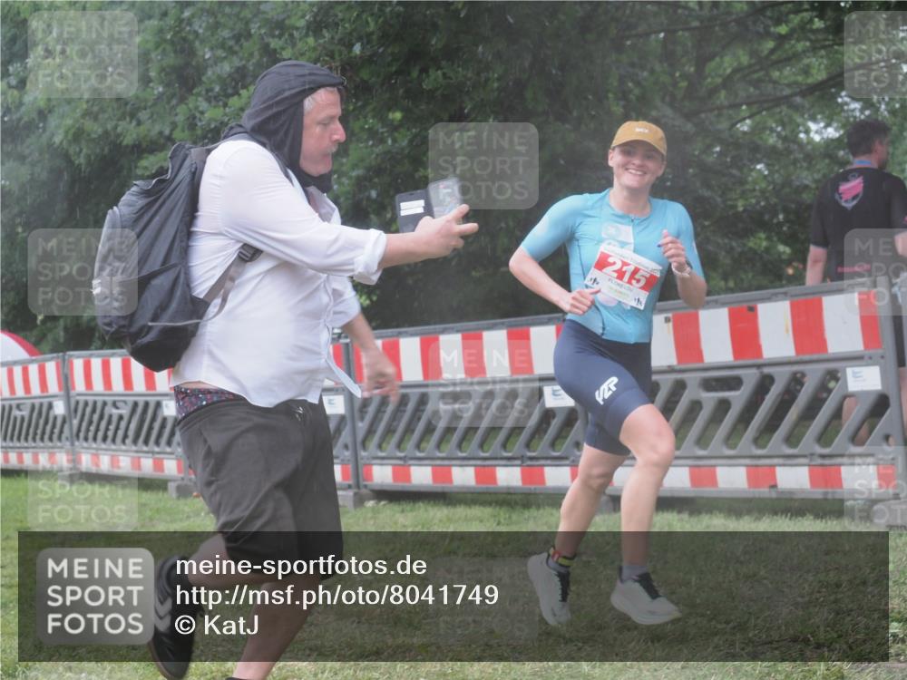21.06.2025 - 27. Vierlanden-Triathlon KatJ http://msf.ph/oto/8041749 15.06.2025 14:35:31 Ziel 215 meine-sportfotos.de