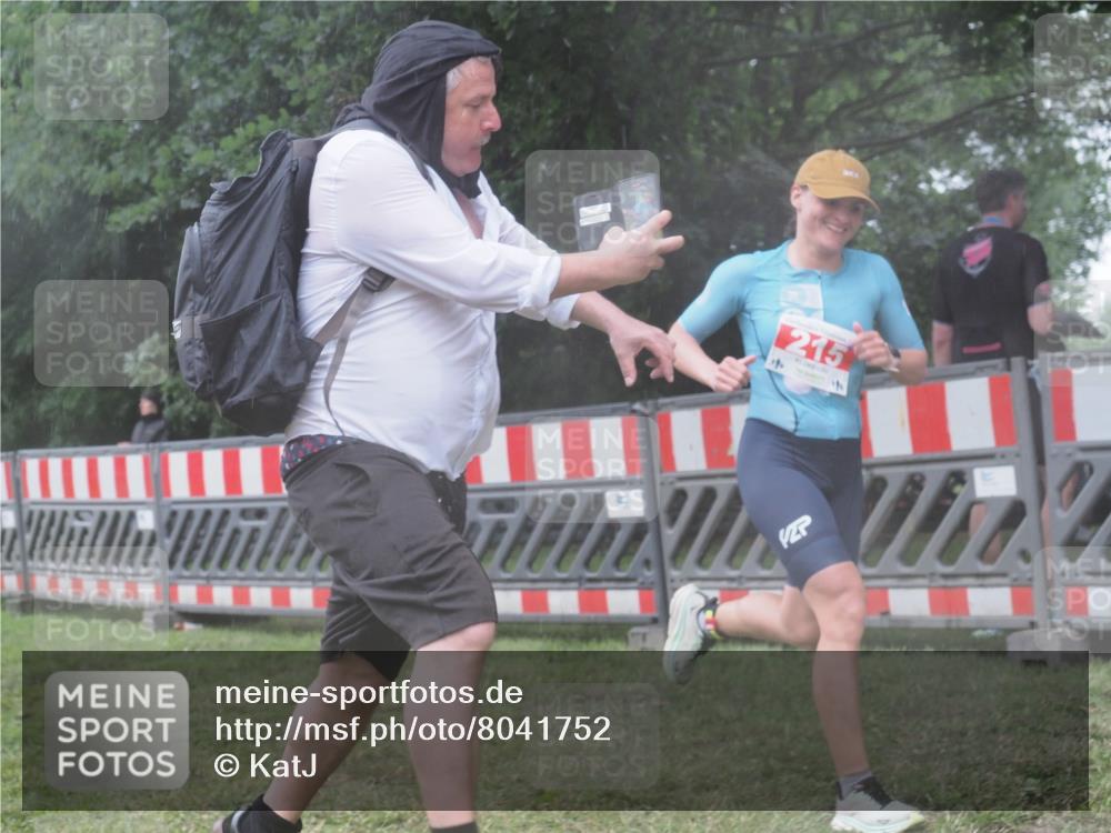 21.06.2025 - 27. Vierlanden-Triathlon KatJ http://msf.ph/oto/8041752 15.06.2025 14:35:31 Ziel 215 meine-sportfotos.de