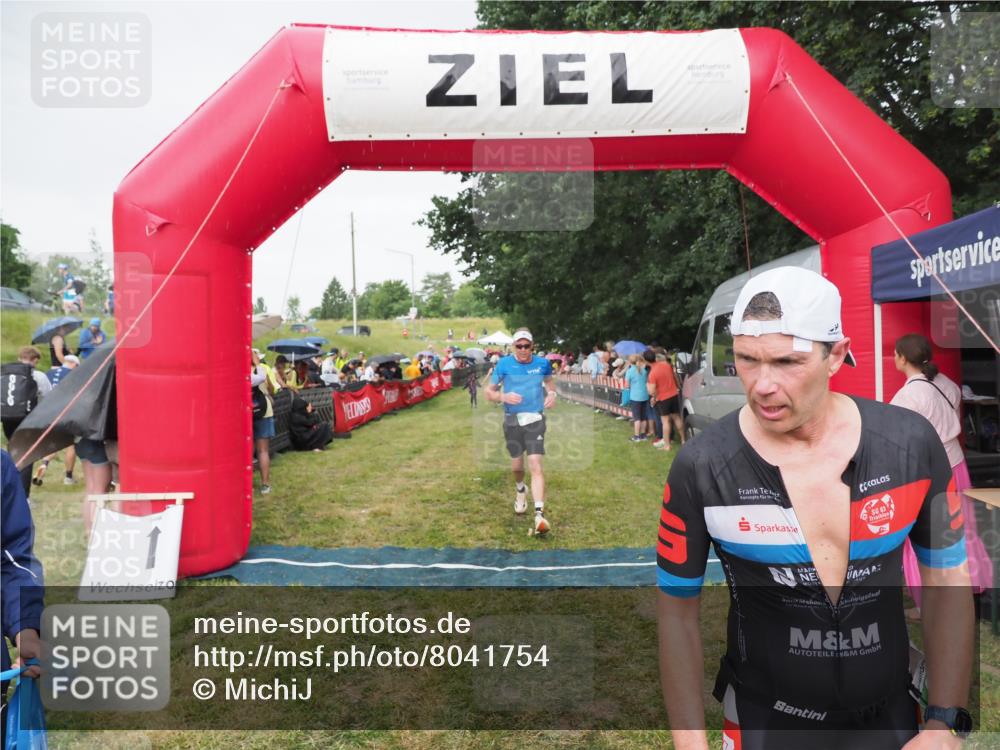 21.06.2025 - 27. Vierlanden-Triathlon MichiJ http://msf.ph/oto/8041754 15.06.2026 13:31:37 Ziel 799, 847, 968 meine-sportfotos.de