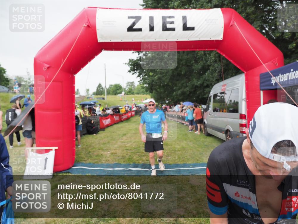 21.06.2025 - 27. Vierlanden-Triathlon MichiJ http://msf.ph/oto/8041772 15.06.2026 13:31:37 Ziel 799, 847, 968 meine-sportfotos.de