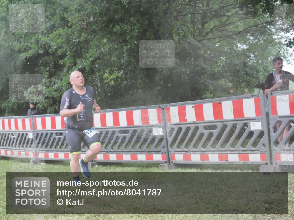 21.06.2025 - 27. Vierlanden-Triathlon KatJ http://msf.ph/oto/8041787 15.06.2025 14:36:21 Ziel 1290 meine-sportfotos.de