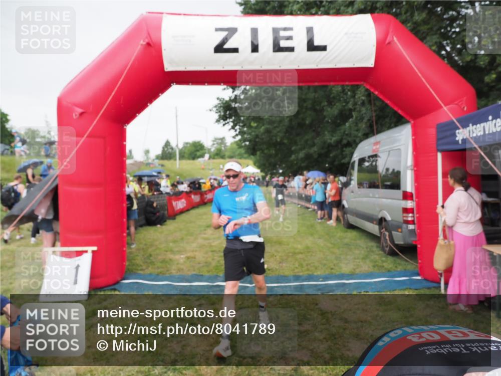 21.06.2025 - 27. Vierlanden-Triathlon MichiJ http://msf.ph/oto/8041789 15.06.2026 13:31:38 Ziel 799, 847, 968 meine-sportfotos.de