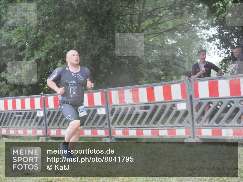 21.06.2025 - 27. Vierlanden-Triathlon KatJ http://msf.ph/oto/8041795 15.06.2025 14:36:22 Ziel 1290 meine-sportfotos.de