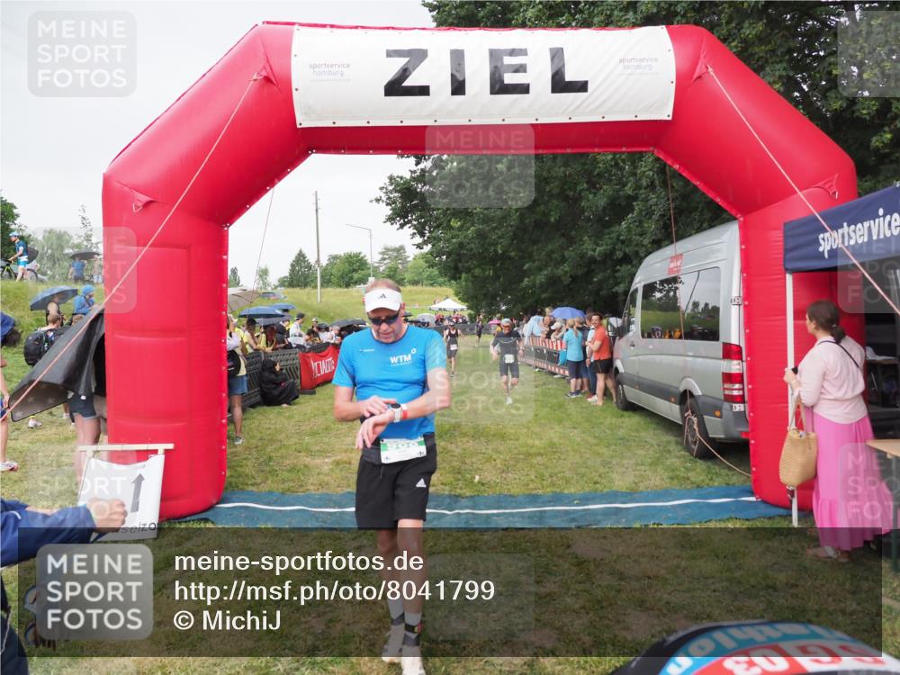 21.06.2025 - 27. Vierlanden-Triathlon MichiJ http://msf.ph/oto/8041799 15.06.2026 13:31:38 Ziel 799, 847, 968 meine-sportfotos.de