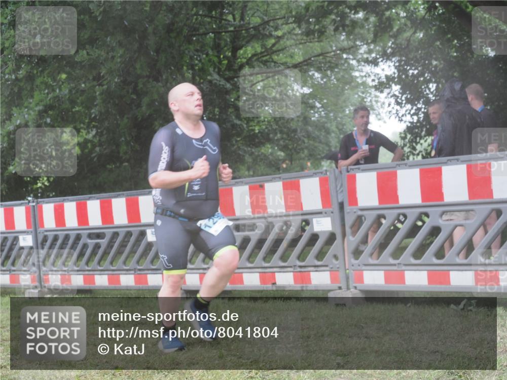 21.06.2025 - 27. Vierlanden-Triathlon KatJ http://msf.ph/oto/8041804 15.06.2025 14:36:22 Ziel 1290 meine-sportfotos.de