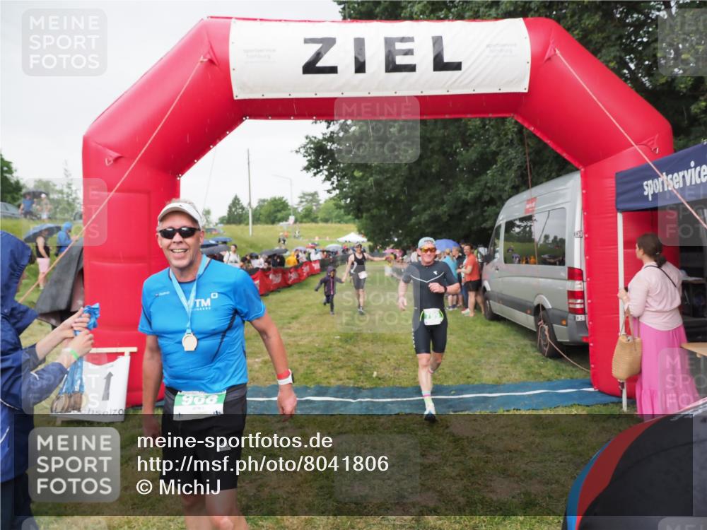 21.06.2025 - 27. Vierlanden-Triathlon MichiJ http://msf.ph/oto/8041806 15.06.2026 13:31:41 Ziel 161, 799, 968 meine-sportfotos.de