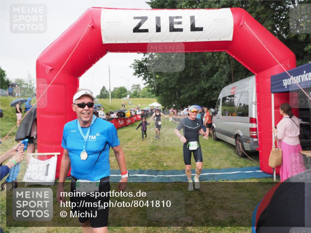 21.06.2025 - 27. Vierlanden-Triathlon MichiJ http://msf.ph/oto/8041810 15.06.2026 13:31:41 Ziel 161, 799, 968 meine-sportfotos.de
