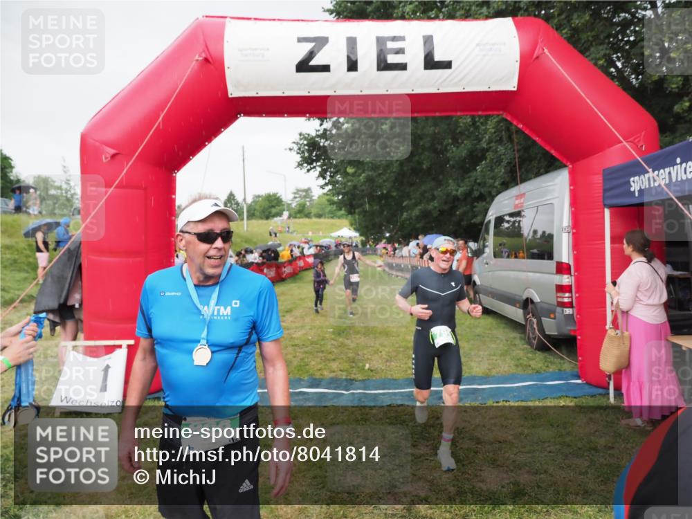 21.06.2025 - 27. Vierlanden-Triathlon MichiJ http://msf.ph/oto/8041814 15.06.2026 13:31:41 Ziel 161, 799, 968 meine-sportfotos.de