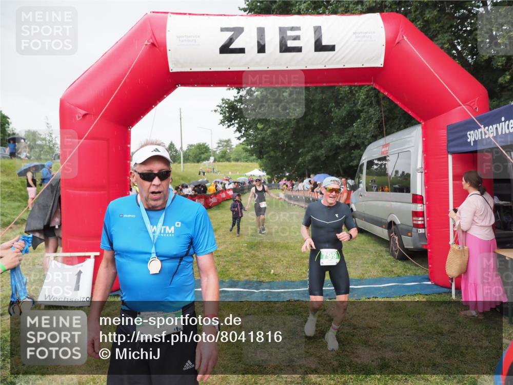 21.06.2025 - 27. Vierlanden-Triathlon MichiJ http://msf.ph/oto/8041816 15.06.2026 13:31:41 Ziel 161, 799, 968 meine-sportfotos.de
