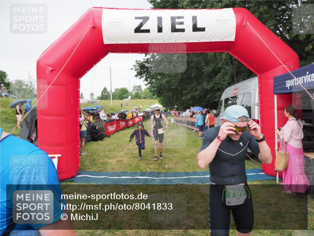 21.06.2025 - 27. Vierlanden-Triathlon MichiJ http://msf.ph/oto/8041833 15.06.2026 13:31:43 Ziel 161, 799, 968 meine-sportfotos.de