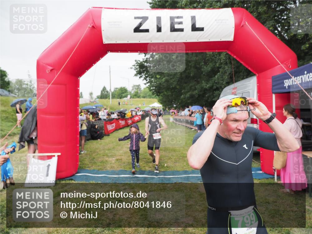 21.06.2025 - 27. Vierlanden-Triathlon MichiJ http://msf.ph/oto/8041846 15.06.2026 13:31:43 Ziel 161, 799, 968 meine-sportfotos.de