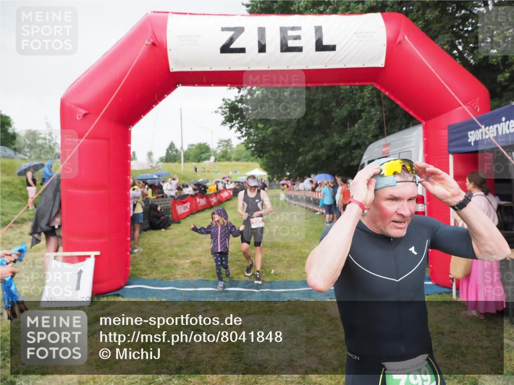 21.06.2025 - 27. Vierlanden-Triathlon MichiJ http://msf.ph/oto/8041848 15.06.2026 13:31:43 Ziel 161, 799, 968 meine-sportfotos.de