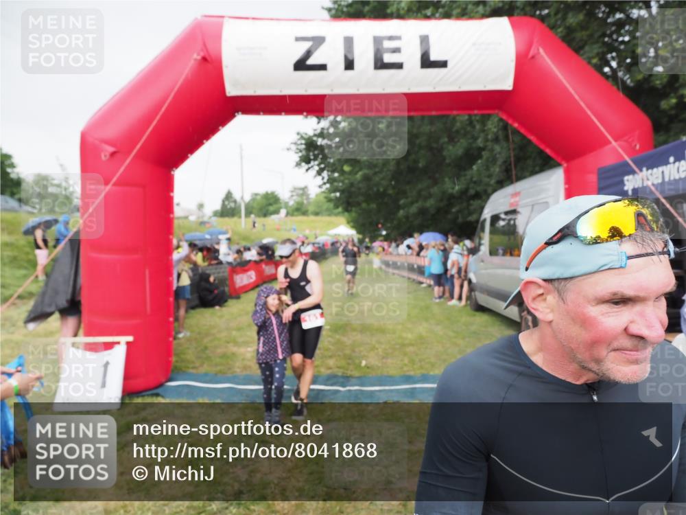 21.06.2025 - 27. Vierlanden-Triathlon MichiJ http://msf.ph/oto/8041868 15.06.2026 13:31:45 Ziel 161, 760, 799 meine-sportfotos.de