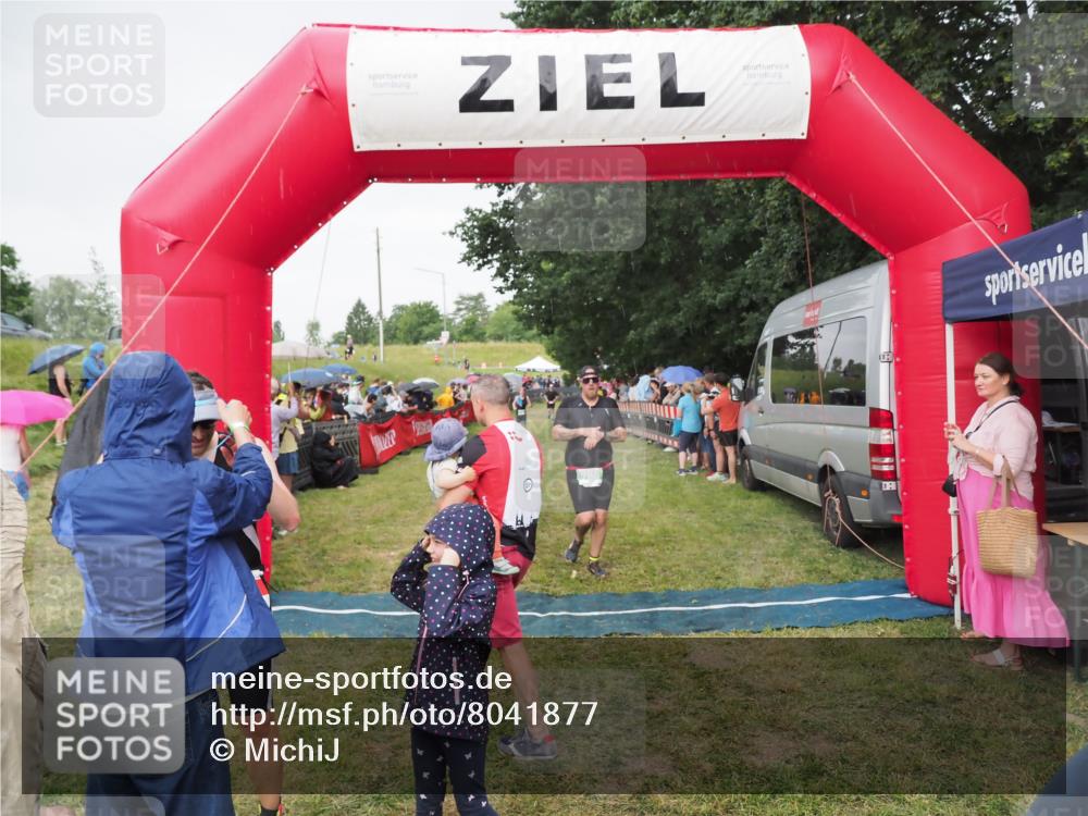 21.06.2025 - 27. Vierlanden-Triathlon MichiJ http://msf.ph/oto/8041877 15.06.2026 13:31:48 Ziel 161, 760 meine-sportfotos.de