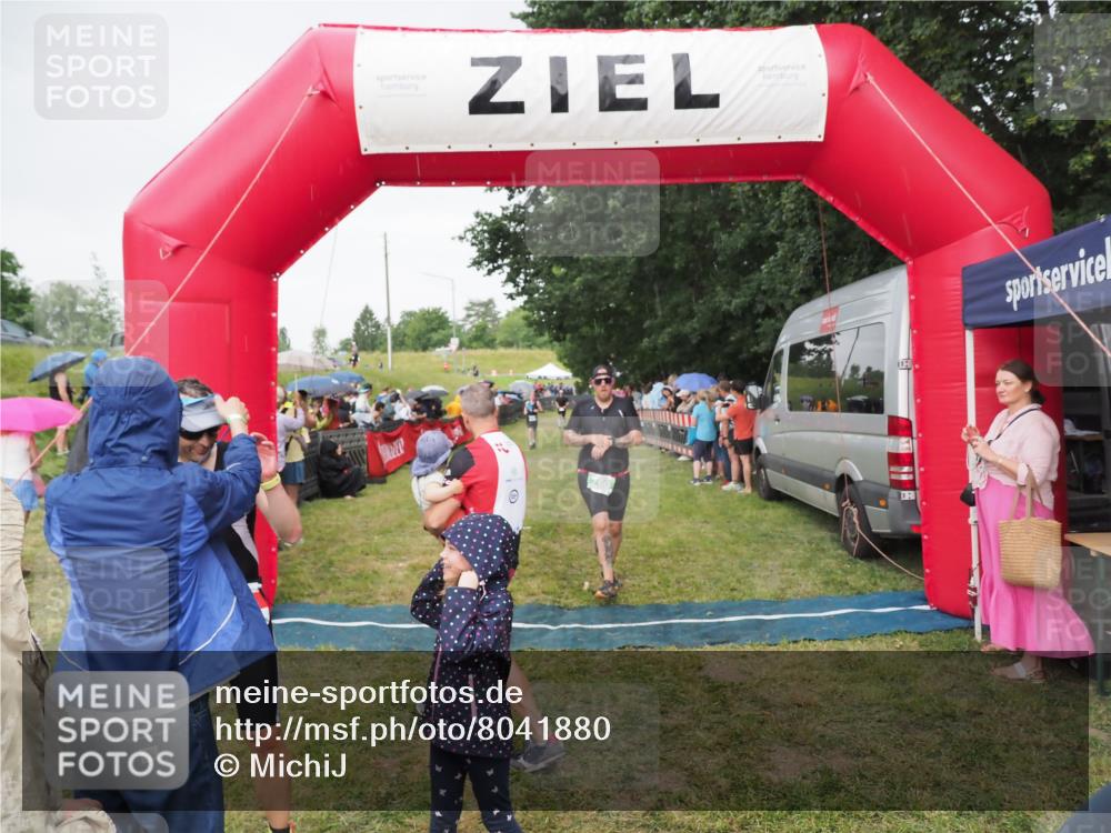21.06.2025 - 27. Vierlanden-Triathlon MichiJ http://msf.ph/oto/8041880 15.06.2026 13:31:48 Ziel 161, 760 meine-sportfotos.de