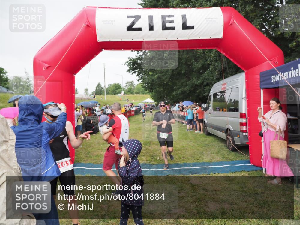 21.06.2025 - 27. Vierlanden-Triathlon MichiJ http://msf.ph/oto/8041884 15.06.2026 13:31:48 Ziel 161, 760 meine-sportfotos.de