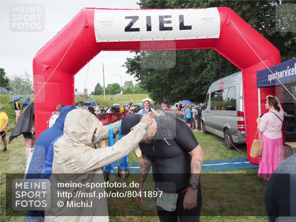 21.06.2025 - 27. Vierlanden-Triathlon MichiJ http://msf.ph/oto/8041897 15.06.2026 13:31:52 Ziel 731, 760 meine-sportfotos.de