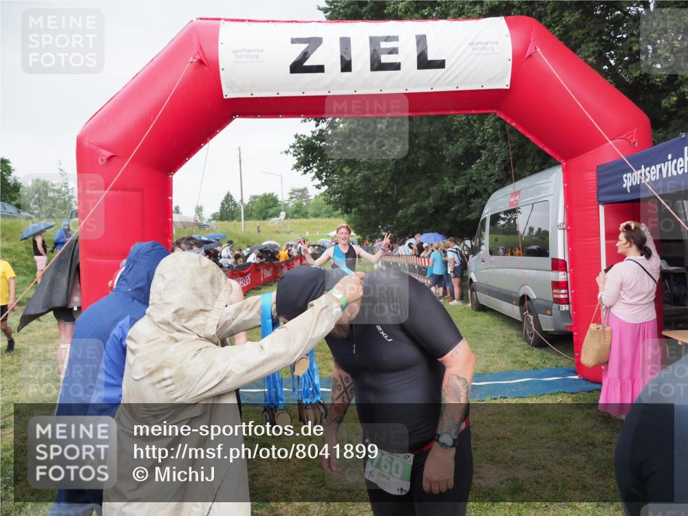 21.06.2025 - 27. Vierlanden-Triathlon MichiJ http://msf.ph/oto/8041899 15.06.2026 13:31:53 Ziel 731, 760 meine-sportfotos.de