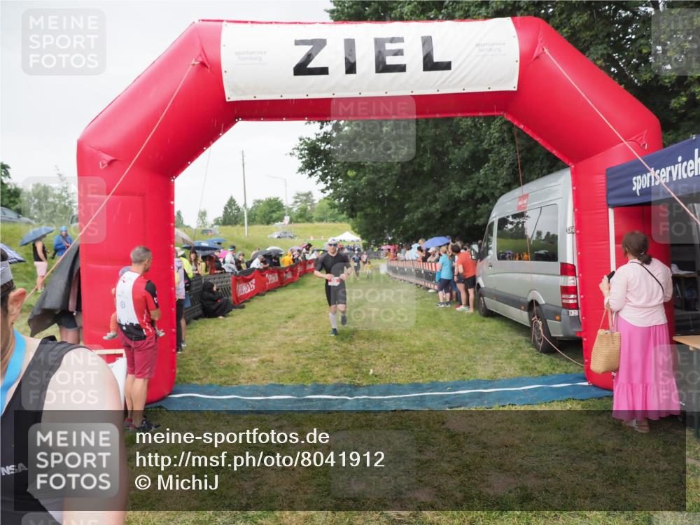 21.06.2025 - 27. Vierlanden-Triathlon MichiJ http://msf.ph/oto/8041912 15.06.2026 13:31:58 Ziel 30, 731 meine-sportfotos.de