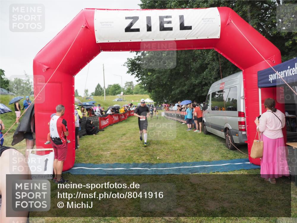 21.06.2025 - 27. Vierlanden-Triathlon MichiJ http://msf.ph/oto/8041916 15.06.2026 13:31:58 Ziel 30, 731 meine-sportfotos.de