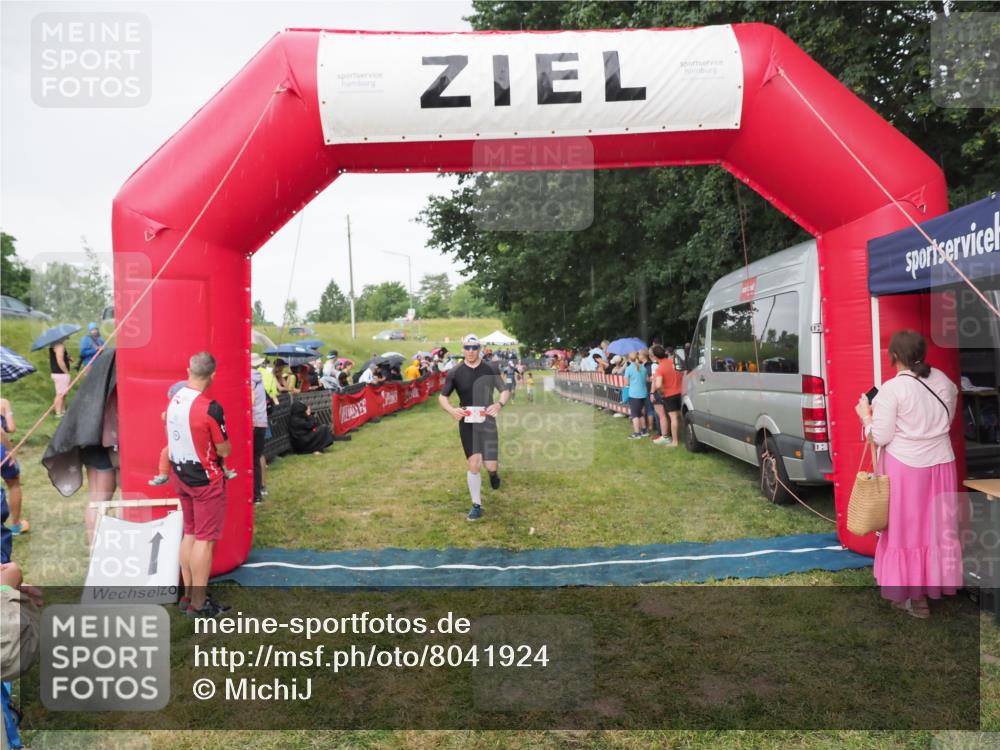 21.06.2025 - 27. Vierlanden-Triathlon MichiJ http://msf.ph/oto/8041924 15.06.2026 13:31:58 Ziel 30, 731 meine-sportfotos.de