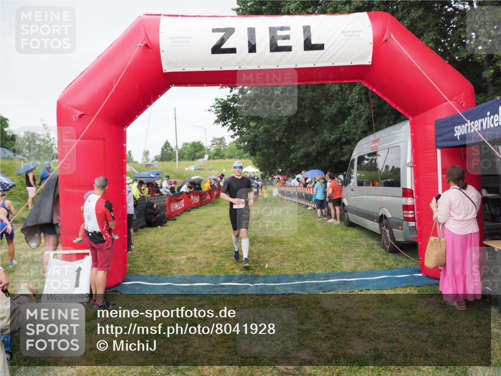 21.06.2025 - 27. Vierlanden-Triathlon MichiJ http://msf.ph/oto/8041928 15.06.2026 13:31:59 Ziel 30, 731 meine-sportfotos.de