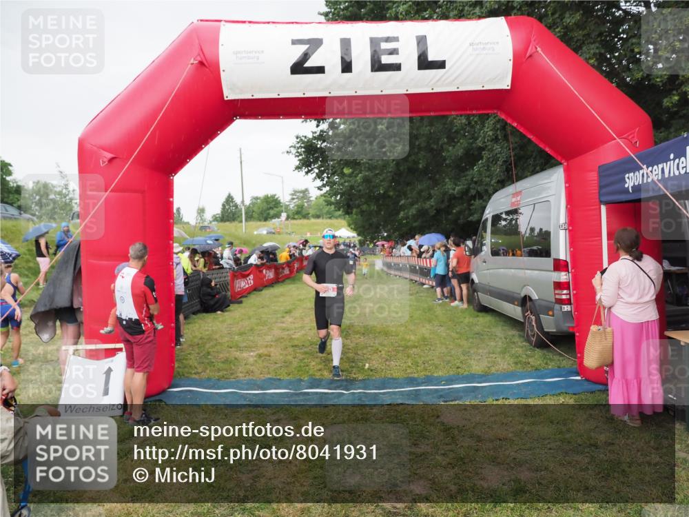 21.06.2025 - 27. Vierlanden-Triathlon MichiJ http://msf.ph/oto/8041931 15.06.2026 13:31:59 Ziel 30, 731 meine-sportfotos.de