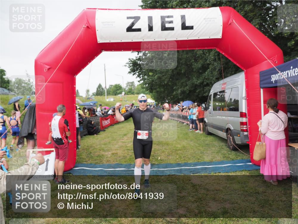 21.06.2025 - 27. Vierlanden-Triathlon MichiJ http://msf.ph/oto/8041939 15.06.2026 13:32:00 Ziel 30, 731 meine-sportfotos.de