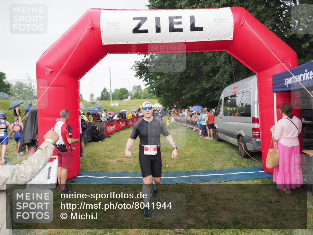 21.06.2025 - 27. Vierlanden-Triathlon MichiJ http://msf.ph/oto/8041944 15.06.2026 13:32:00 Ziel 30, 731 meine-sportfotos.de