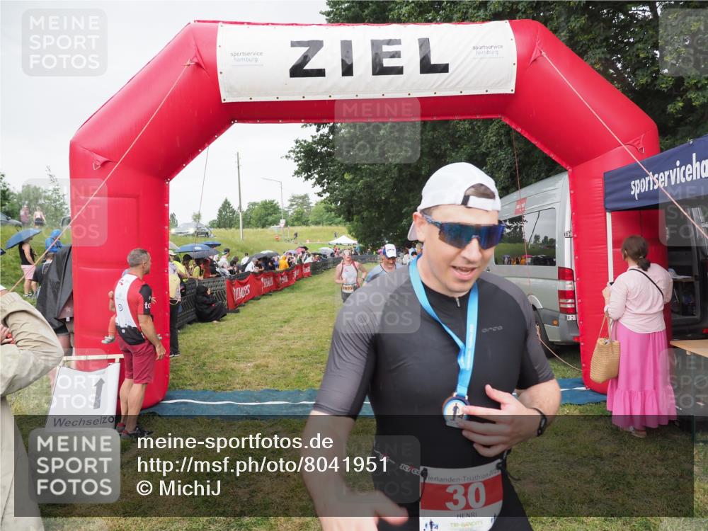 21.06.2025 - 27. Vierlanden-Triathlon MichiJ http://msf.ph/oto/8041951 15.06.2026 13:32:05 Ziel 30, 836, 1072 meine-sportfotos.de