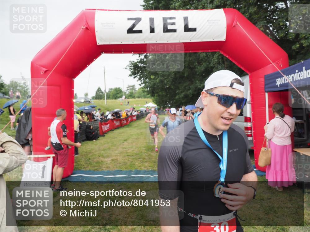 21.06.2025 - 27. Vierlanden-Triathlon MichiJ http://msf.ph/oto/8041953 15.06.2026 13:32:05 Ziel 30, 836, 1072 meine-sportfotos.de
