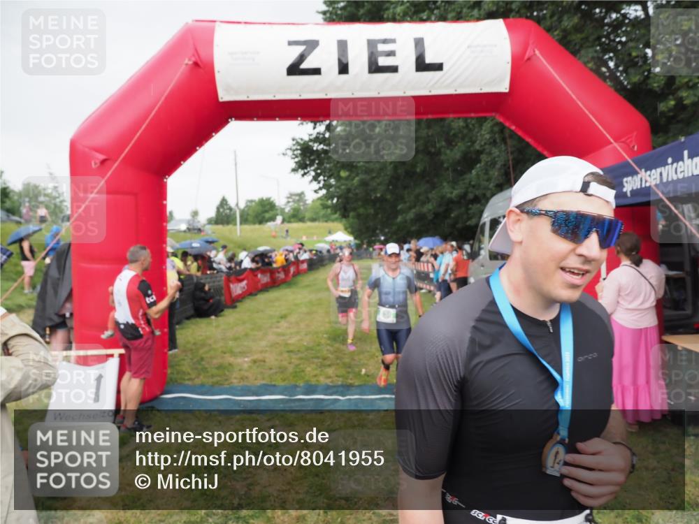 21.06.2025 - 27. Vierlanden-Triathlon MichiJ http://msf.ph/oto/8041955 15.06.2026 13:32:05 Ziel 30, 836, 1072 meine-sportfotos.de