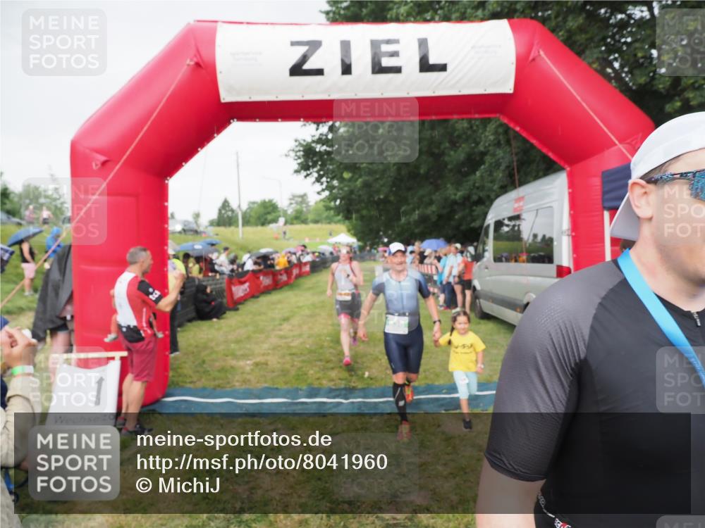 21.06.2025 - 27. Vierlanden-Triathlon MichiJ http://msf.ph/oto/8041960 15.06.2026 13:32:05 Ziel 30, 836, 1072 meine-sportfotos.de