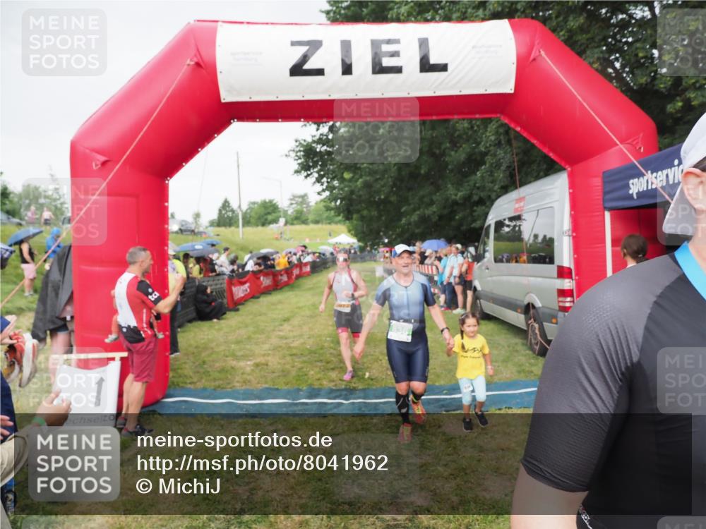 21.06.2025 - 27. Vierlanden-Triathlon MichiJ http://msf.ph/oto/8041962 15.06.2026 13:32:06 Ziel 30, 836, 861, 1072 meine-sportfotos.de