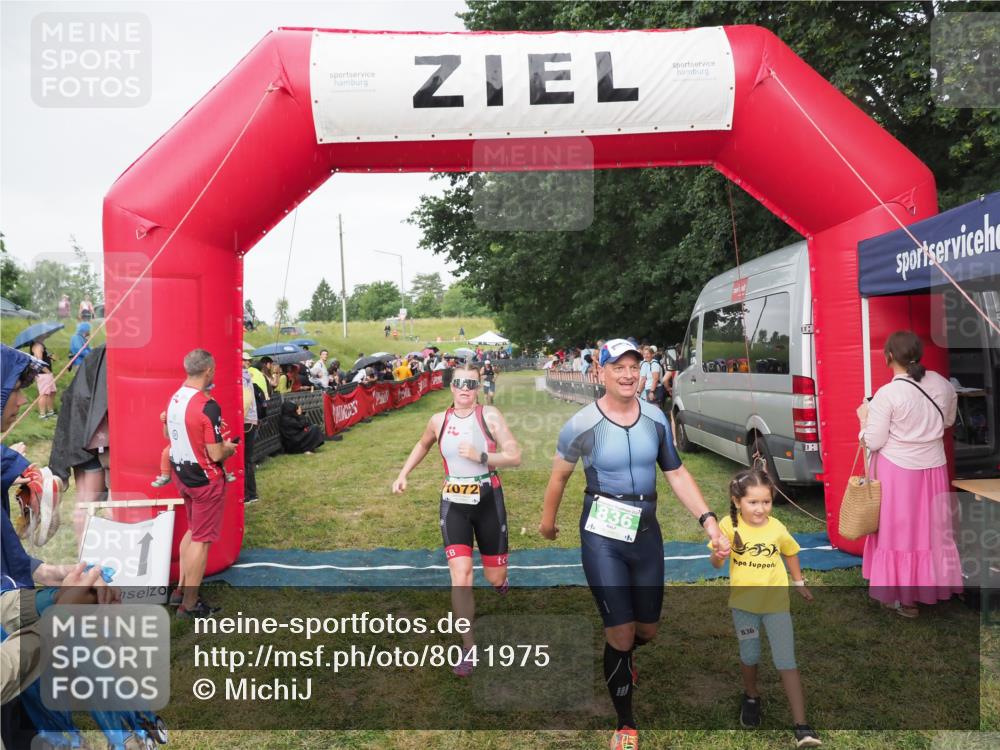 21.06.2025 - 27. Vierlanden-Triathlon MichiJ http://msf.ph/oto/8041975 15.06.2026 13:32:06 Ziel 30, 836, 861, 1072 meine-sportfotos.de