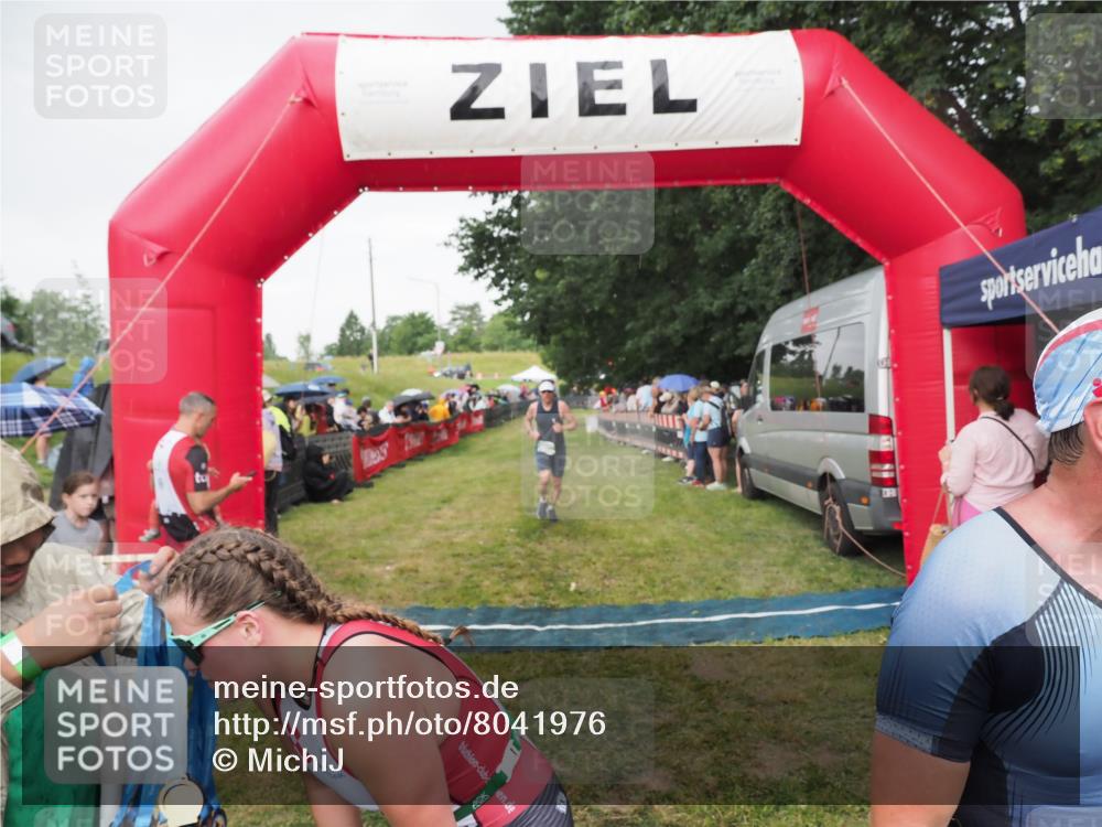 21.06.2025 - 27. Vierlanden-Triathlon MichiJ http://msf.ph/oto/8041976 15.06.2026 13:32:10 Ziel 836, 861, 1072 meine-sportfotos.de
