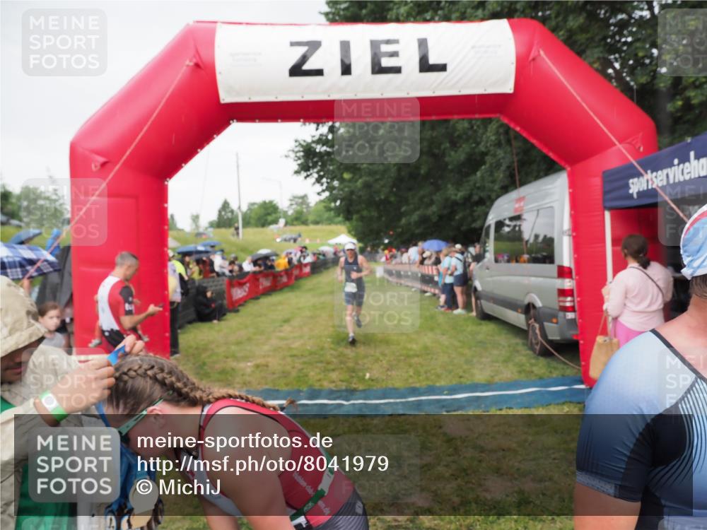 21.06.2025 - 27. Vierlanden-Triathlon MichiJ http://msf.ph/oto/8041979 15.06.2026 13:32:10 Ziel 836, 861, 1072 meine-sportfotos.de