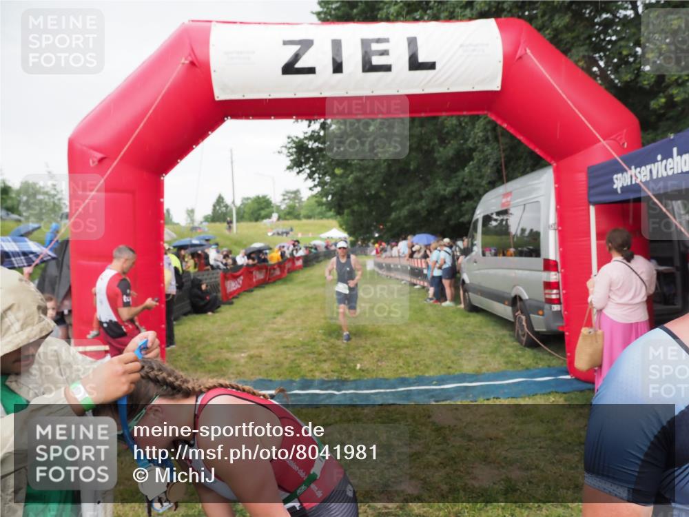 21.06.2025 - 27. Vierlanden-Triathlon MichiJ http://msf.ph/oto/8041981 15.06.2026 13:32:10 Ziel 836, 861, 1072 meine-sportfotos.de