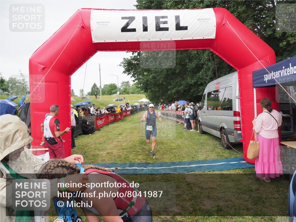 21.06.2025 - 27. Vierlanden-Triathlon MichiJ http://msf.ph/oto/8041987 15.06.2026 13:32:10 Ziel 836, 861, 1072 meine-sportfotos.de