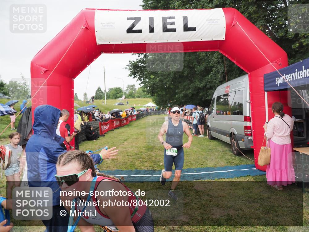 21.06.2025 - 27. Vierlanden-Triathlon MichiJ http://msf.ph/oto/8042002 15.06.2026 13:32:11 Ziel 836, 861, 1072 meine-sportfotos.de